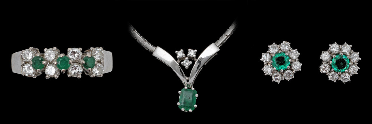 SMYCKESET, 4 delar, 18k vitguld med diamanter och gröna syntetiska stenar.