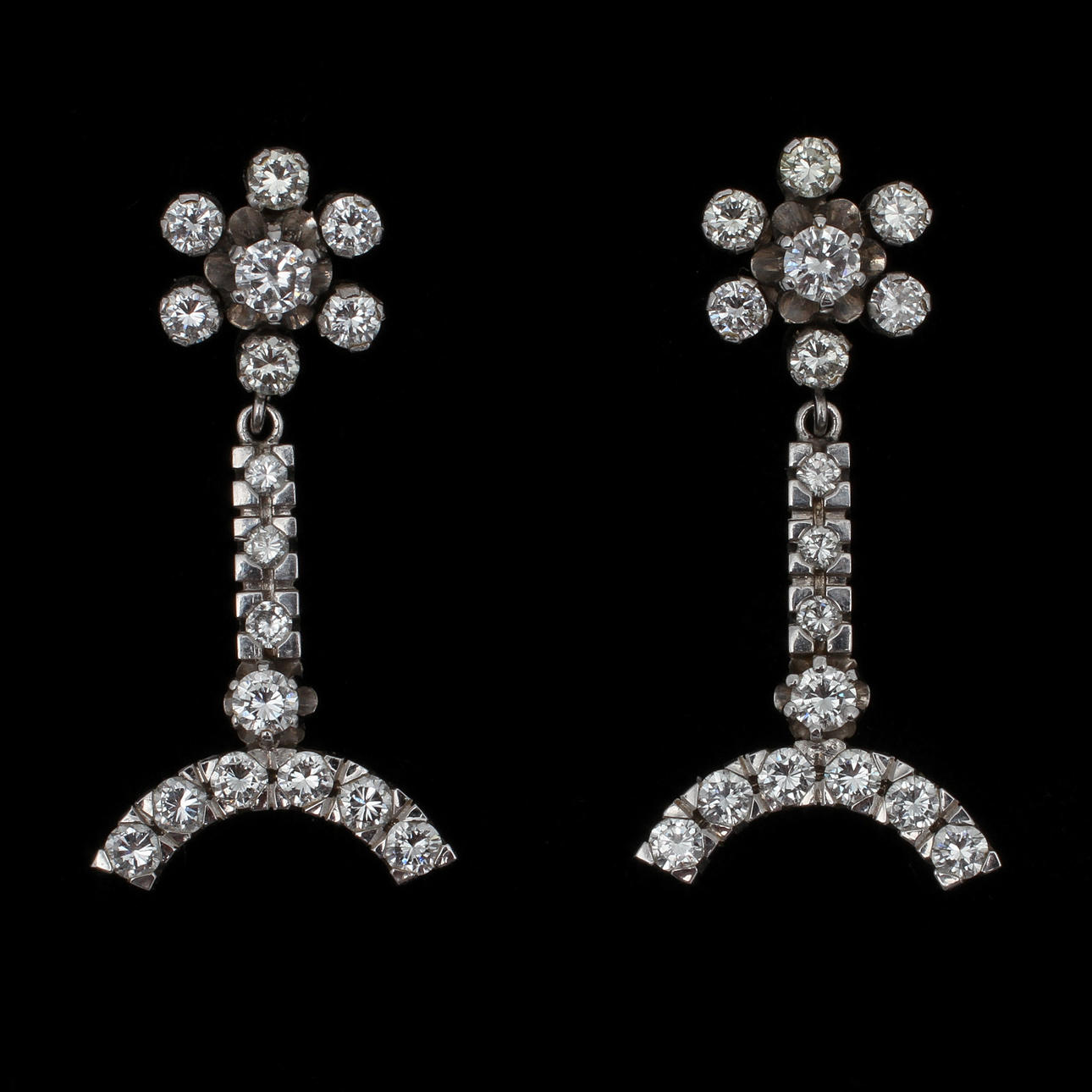 ÖRHÄNGEN, 1 par, 18k vitguld med 34 diamanter.