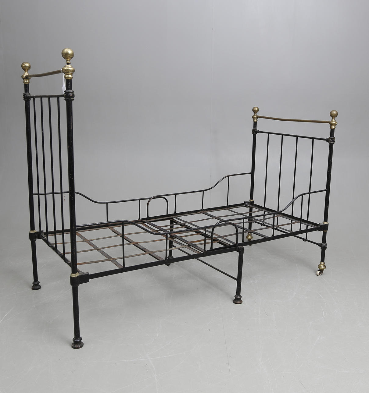 JÄRNSÄNG, "fransk" omkring 1900.