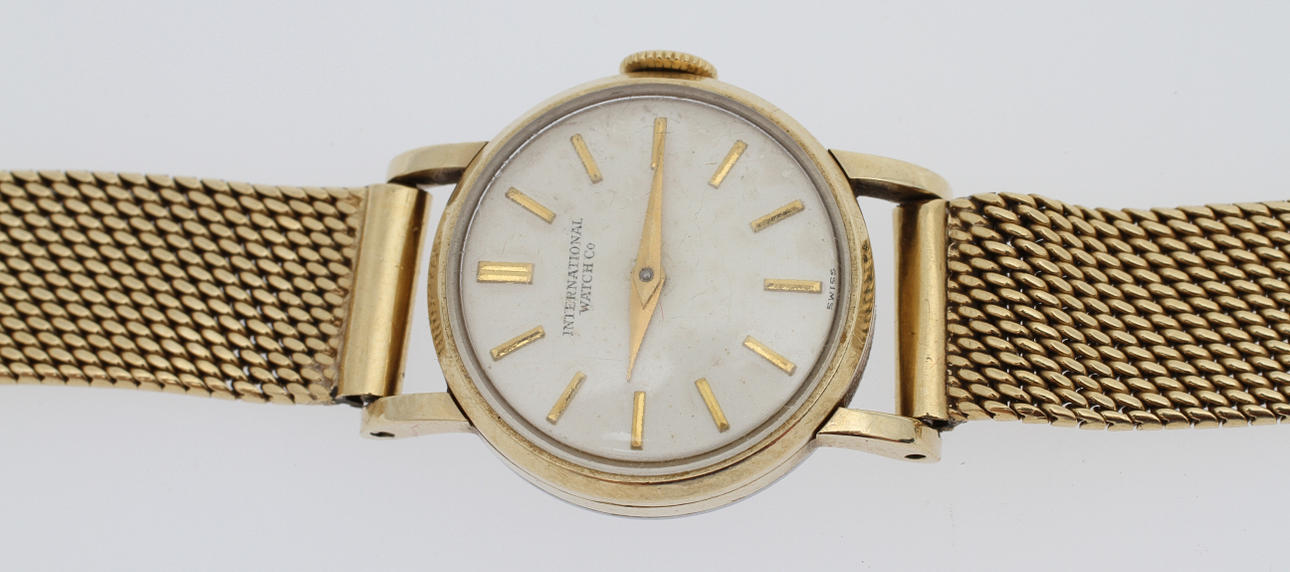 DAMARMBANDSUR, International watch Co, 18k guld i länk. ca 28,8 gram brutto.