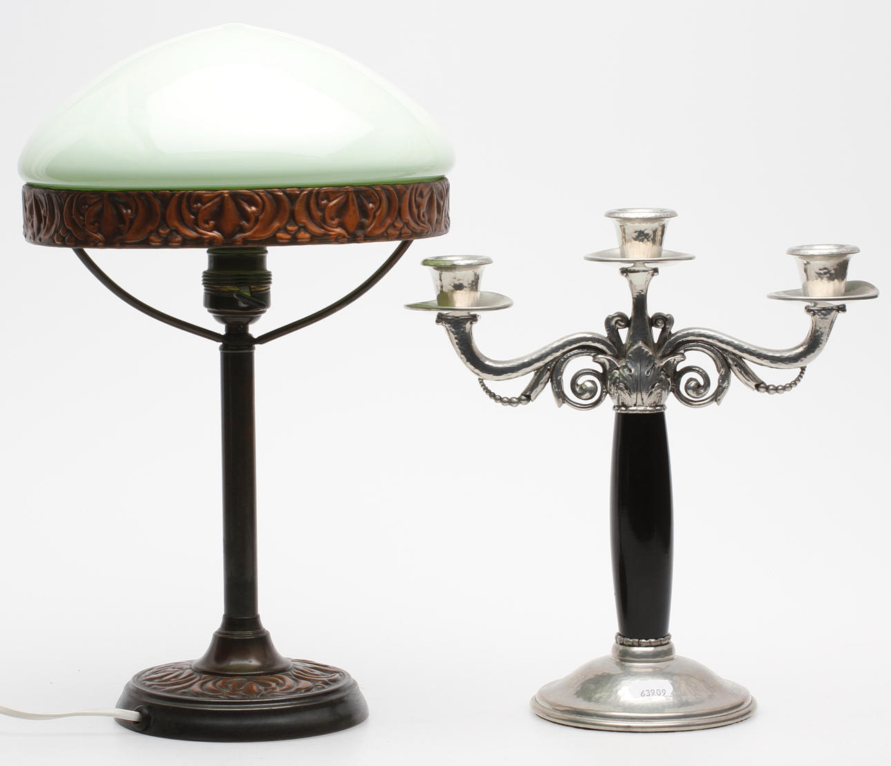 BORDSLAMPA, koppar med glaskupa, strindbergsmodell, 1900-talets första hälft och KANDELABER, tenn och trä, troligen Danmark, 1920/30-tal.