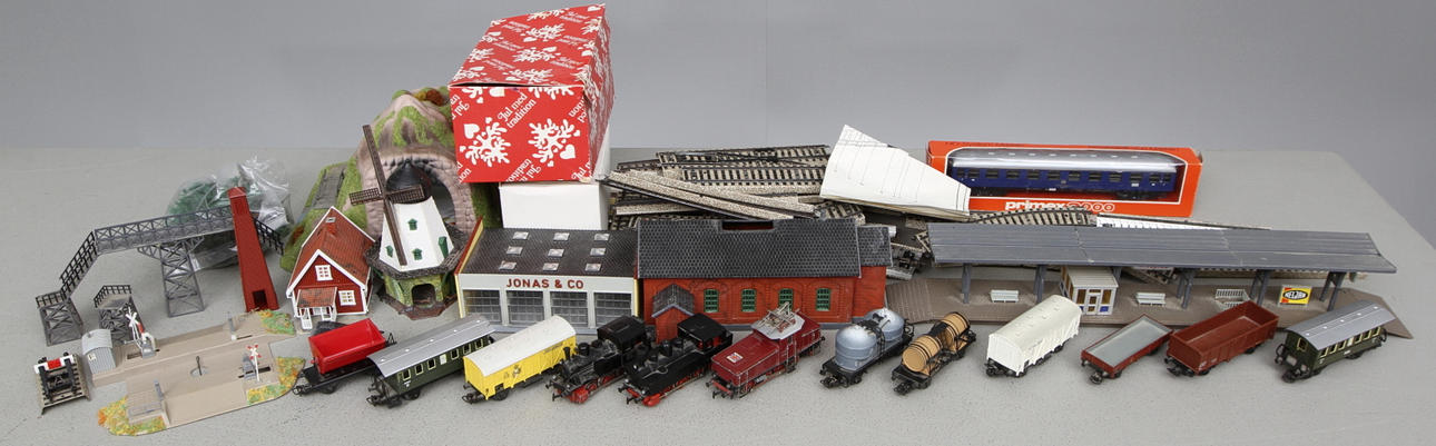 PARTI MODELLTÅG MÄRKLIN, lok, räls, vagnar hus med mera.