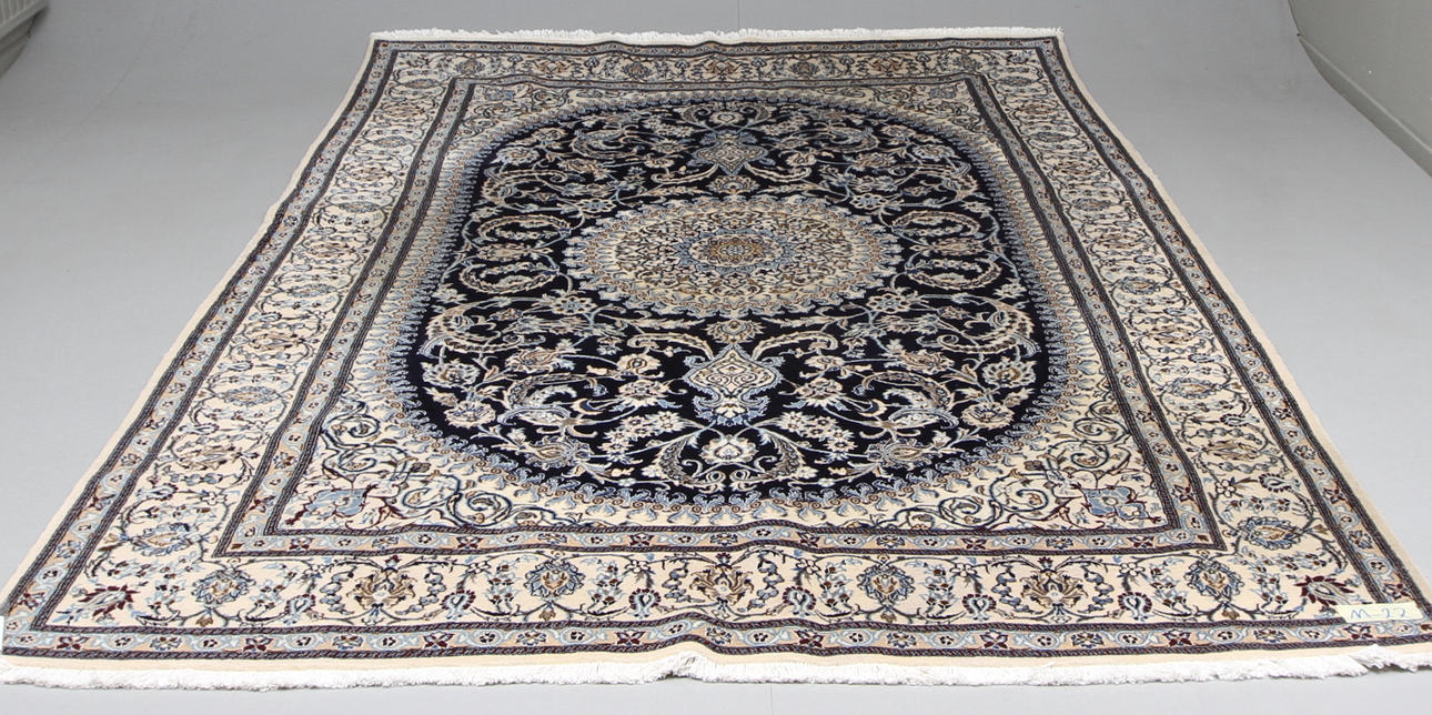 MATTA, Orientalisk, Nain, med silkesinslag, 340 x 240 cm.