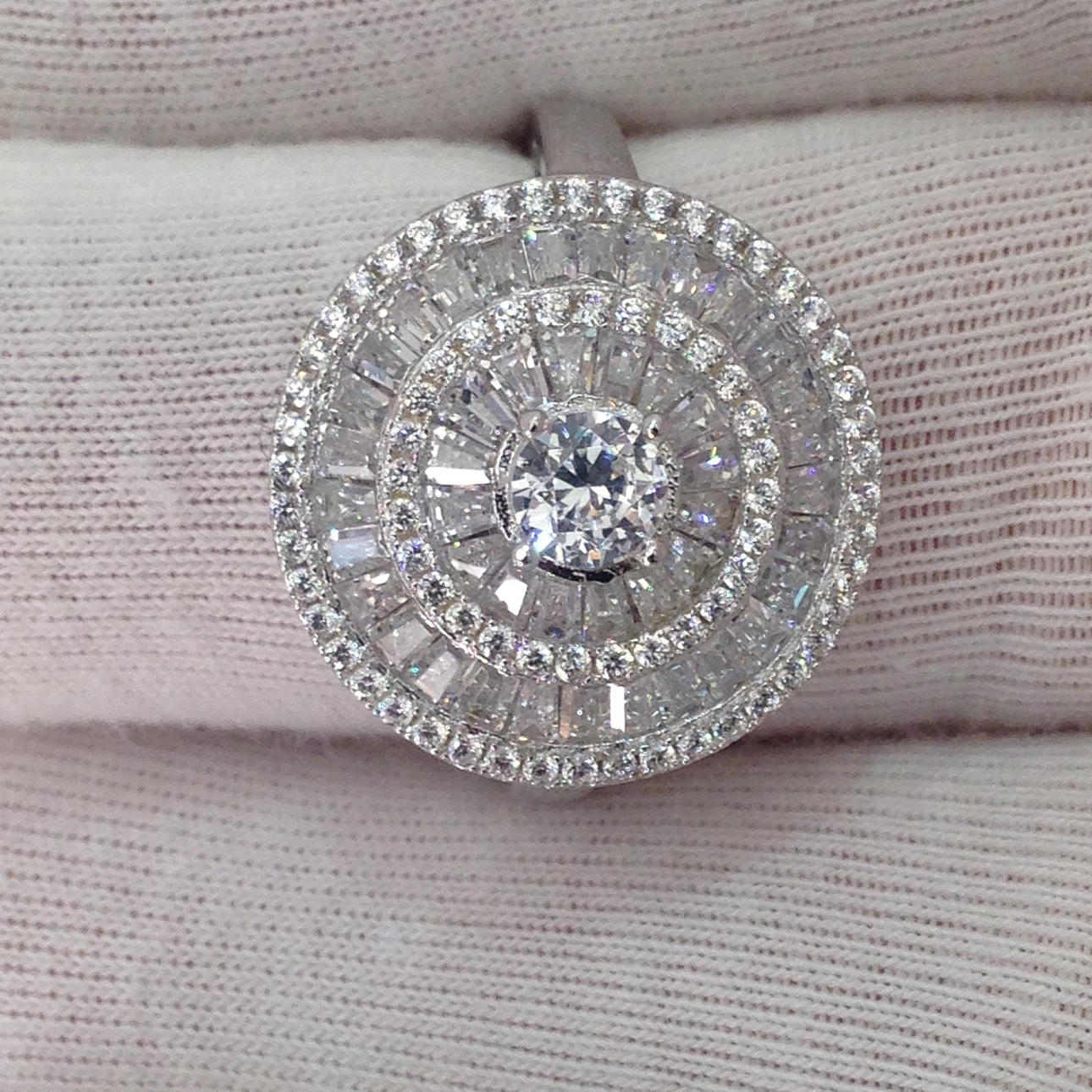 SILVER CLUSTER RING.