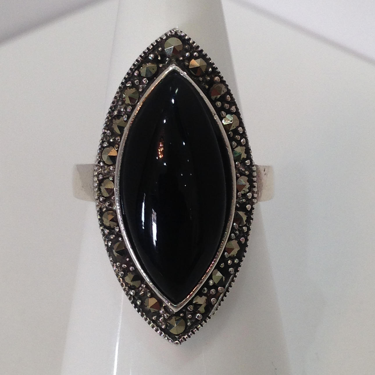SILVER MARKASIT OCH ONYX RING.