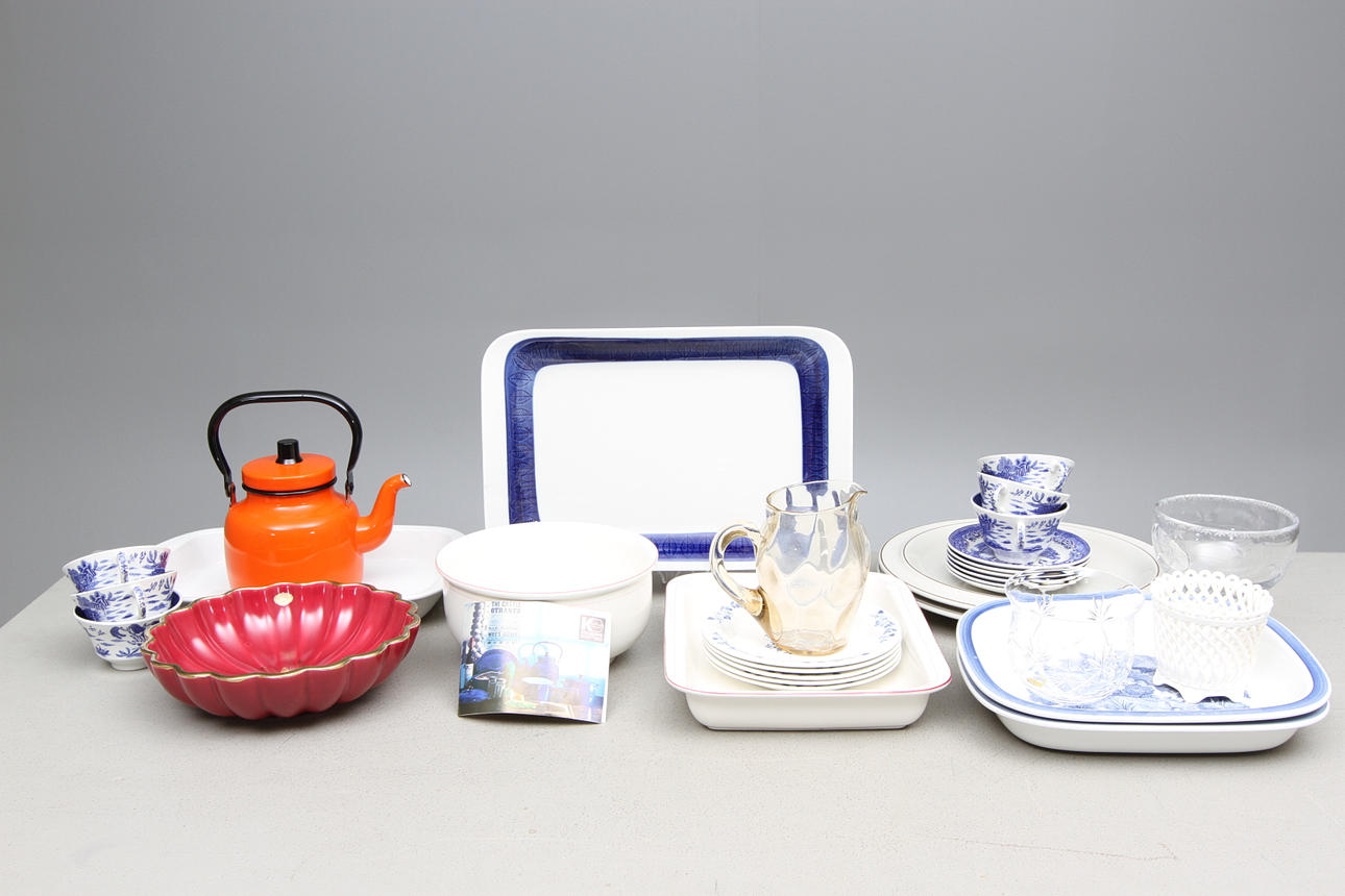 DIVERSE, 31 delar, servisdelar, Arabia, Gustavsberg, Rörstrand, "Kaffepetter" Kockums emalj.