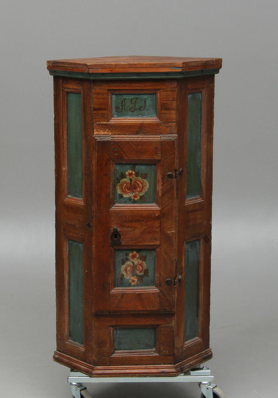 HÖRNSKÅP, allmoge, 17/1800-tal.