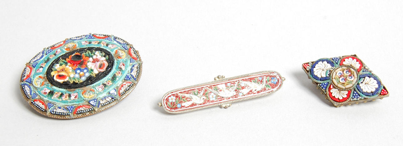 BROSCHER, 3 delar, minimosaik, Italien, 1900-talets första hälft.