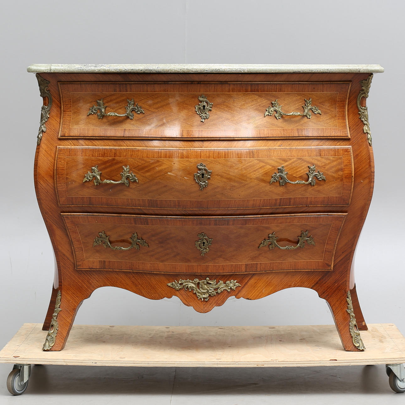 Kommode med stenplade, neo-rokoko, første halvdel af det 20. århundrede.