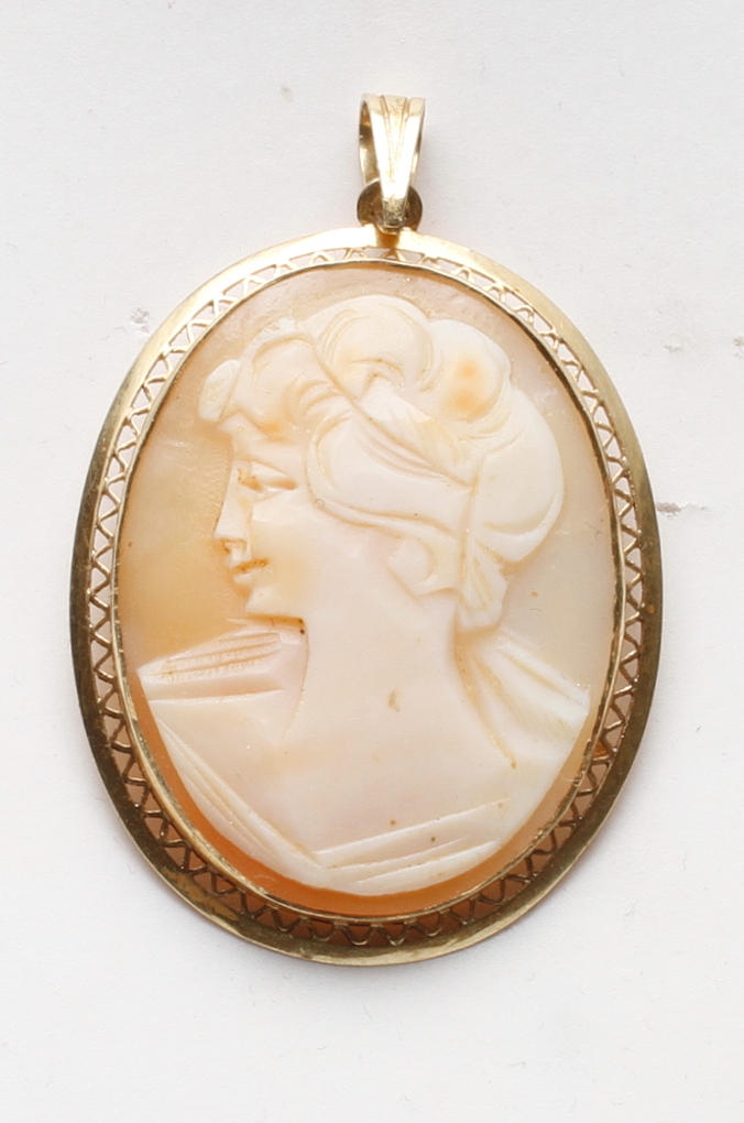 CAMÉHÄNGE, 18k guld, vikt tot. ca 7,2 gram.