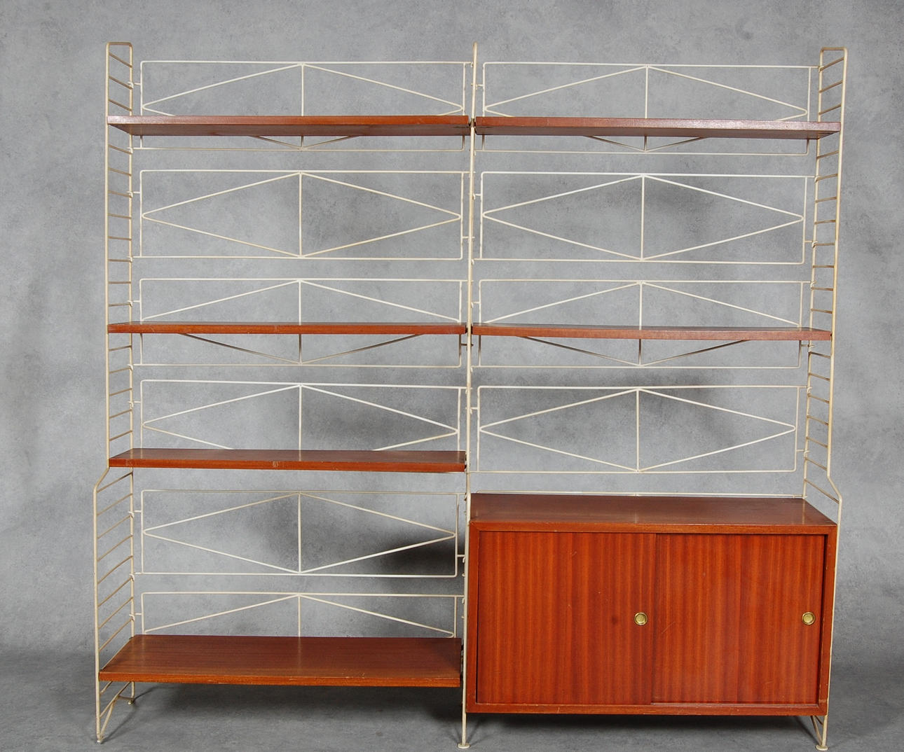 STRINGHYLLOR, 2 sektioner, golvmodell med skåp, 1950-tal.