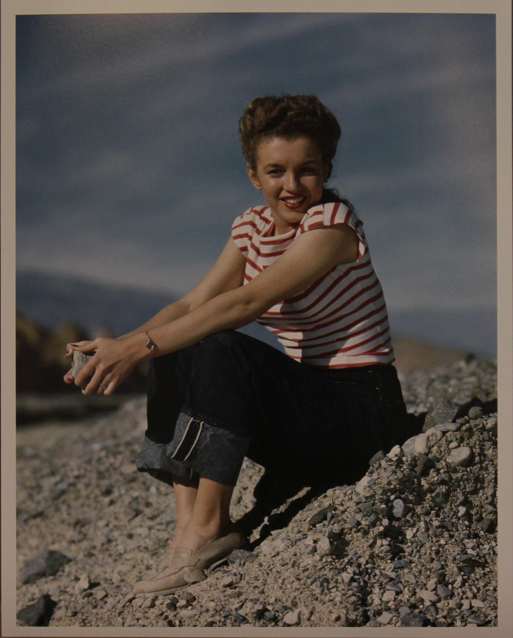 ANDRÉ DE DIENES. Marilyn Monroe sittande. Fine art print. Stämpelmärkt á tergo och numrerad 119/200, daterad 16/5-2006.