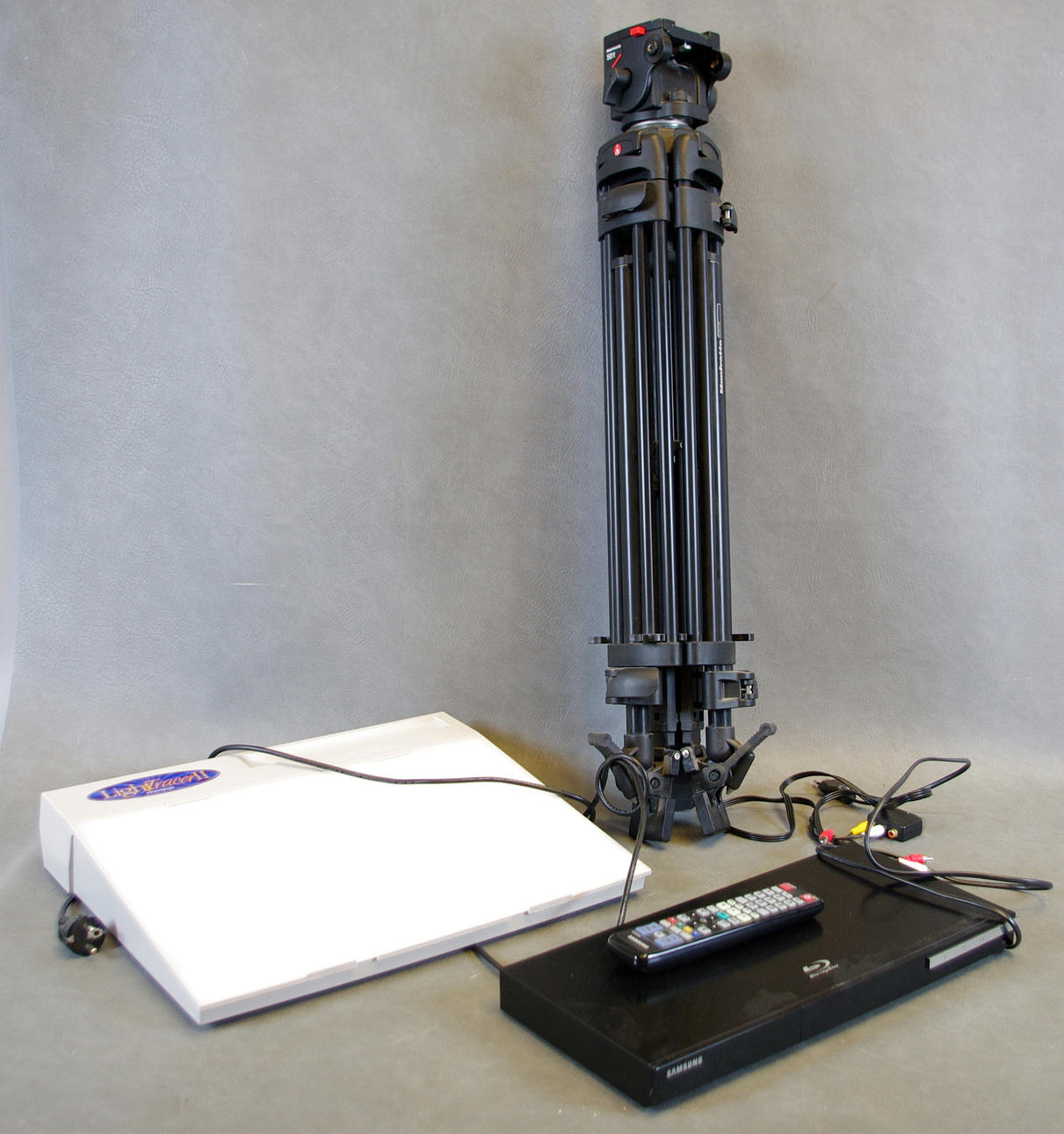 KAMERASTATIV, LJUSBORD SAMT BLUERAY-SPELARE.