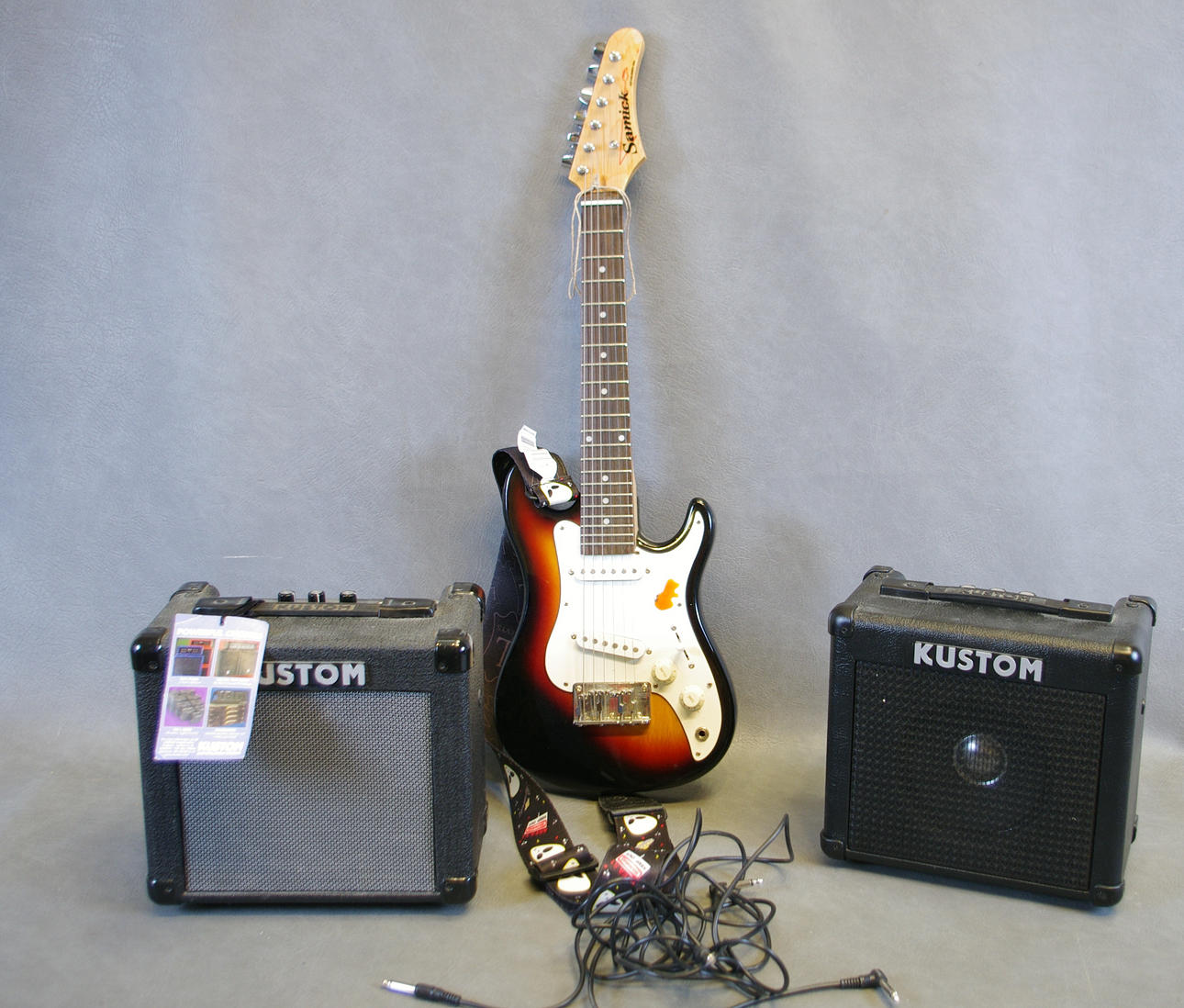 ELGITARR SAMT 2 FÖRSTÄRKARE.