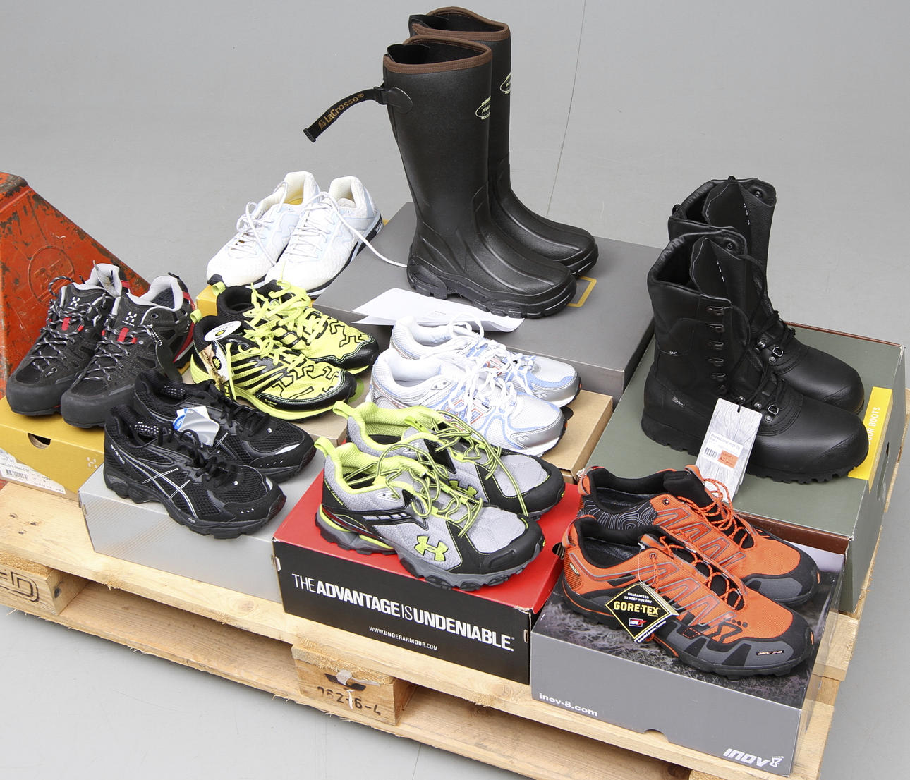 NYA SKOR, 9 par, herr strl 43 samt dam strl 39/40, bland annat Lundhags, Asics, Haglöfs och Lacrosse.