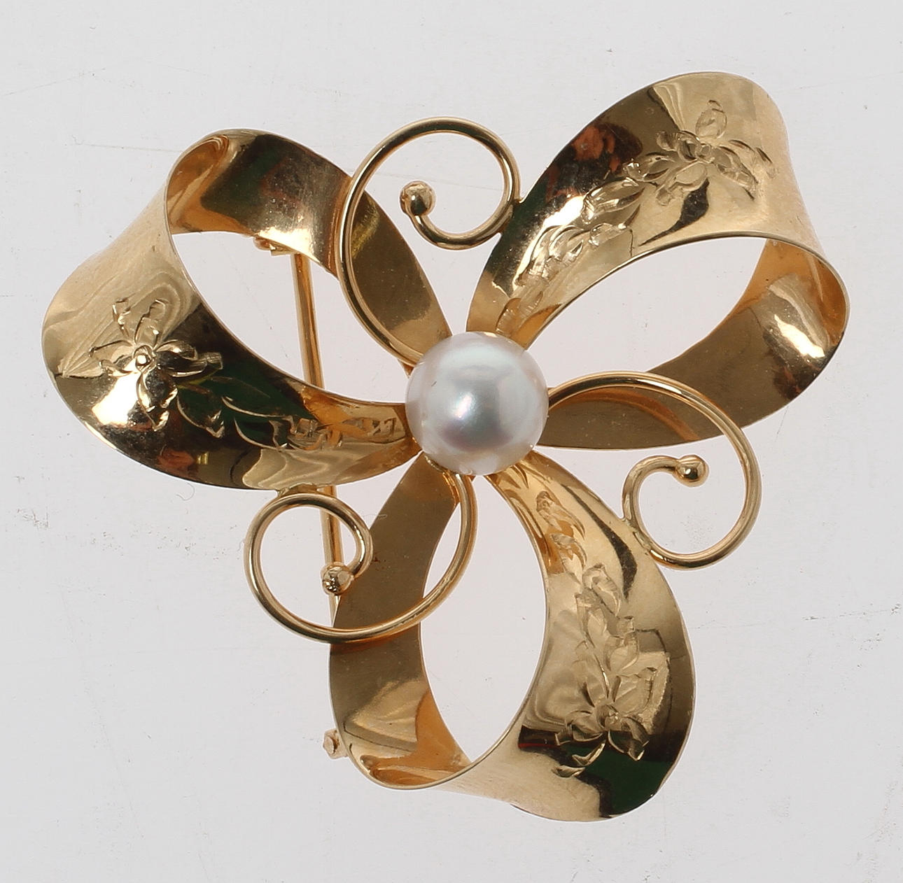 BROSCH, 18k guld med pärla, Guldateljen Fryklund & Pålsson, Stockholm, 1965. Vikt 4,0 gram.