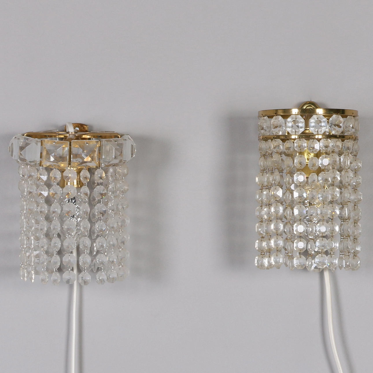 VÄGGLYSTRAR, 2 st. Mässing och prismor, 1900-talets andra hälft.