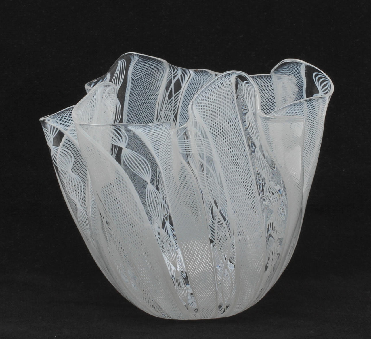 NÄSDUKSSKÅL, Venini, Italien, latticinoteknik i vitt.