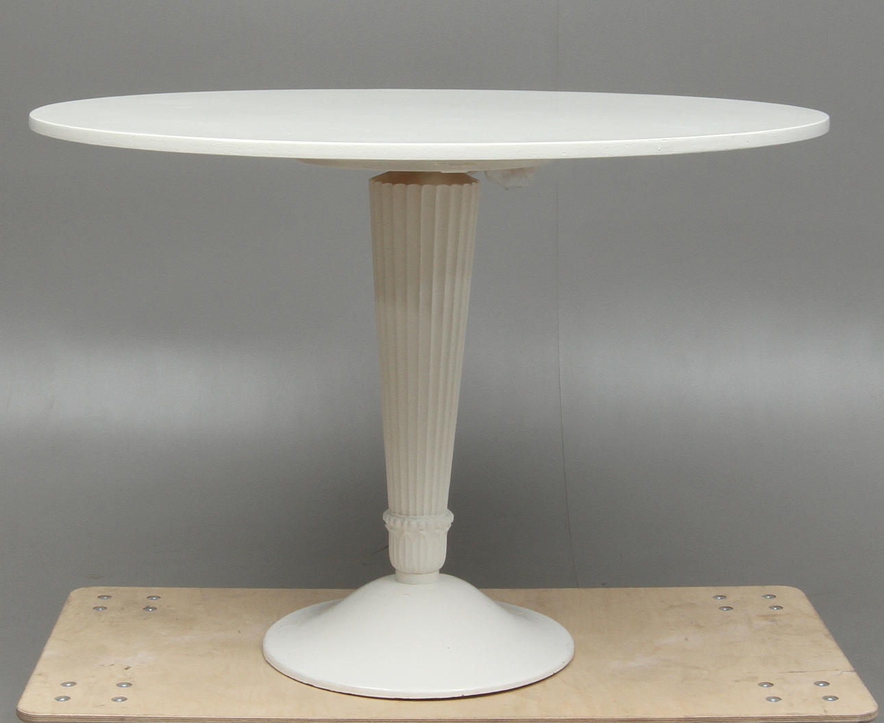 MAT/TRÄDGÅRDSBORD, fot i gjutjärn, bemålad skiva, 1900-talets slut.