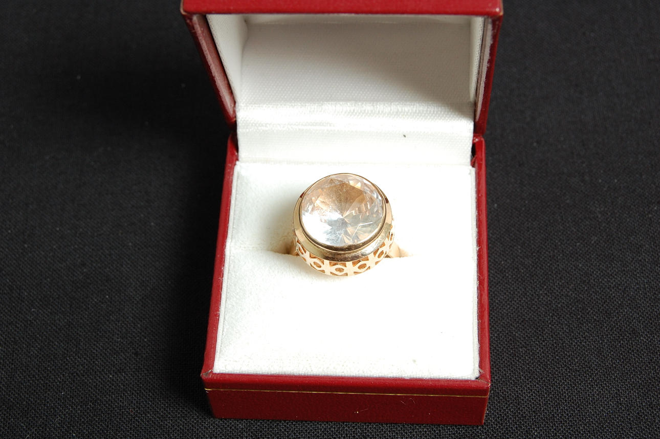 RING, 18 karat guld, med bergskristall.