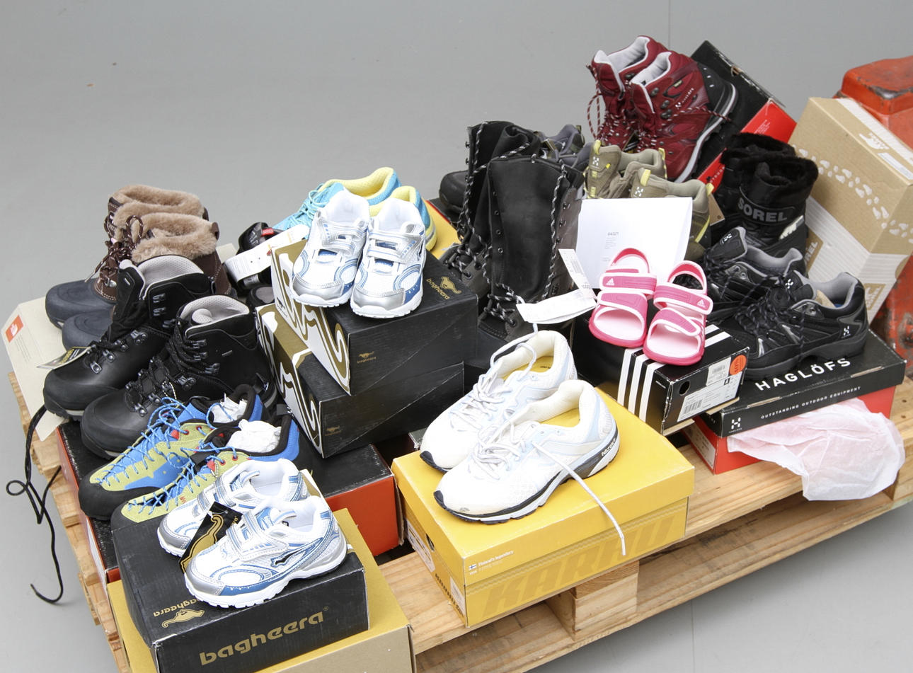 NYA SKOR, 15 par, dam samt barn, bland annat Lundhags, Karhu, Sorel och Haglöfs.