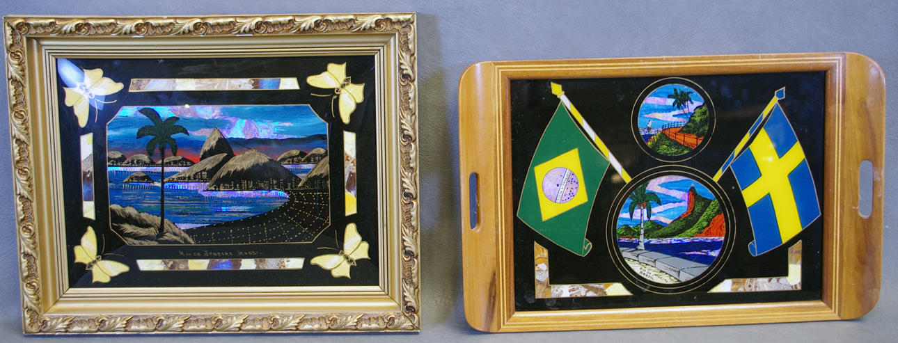 BRICKA SAMT TAVLA med inglasade souvenirer.