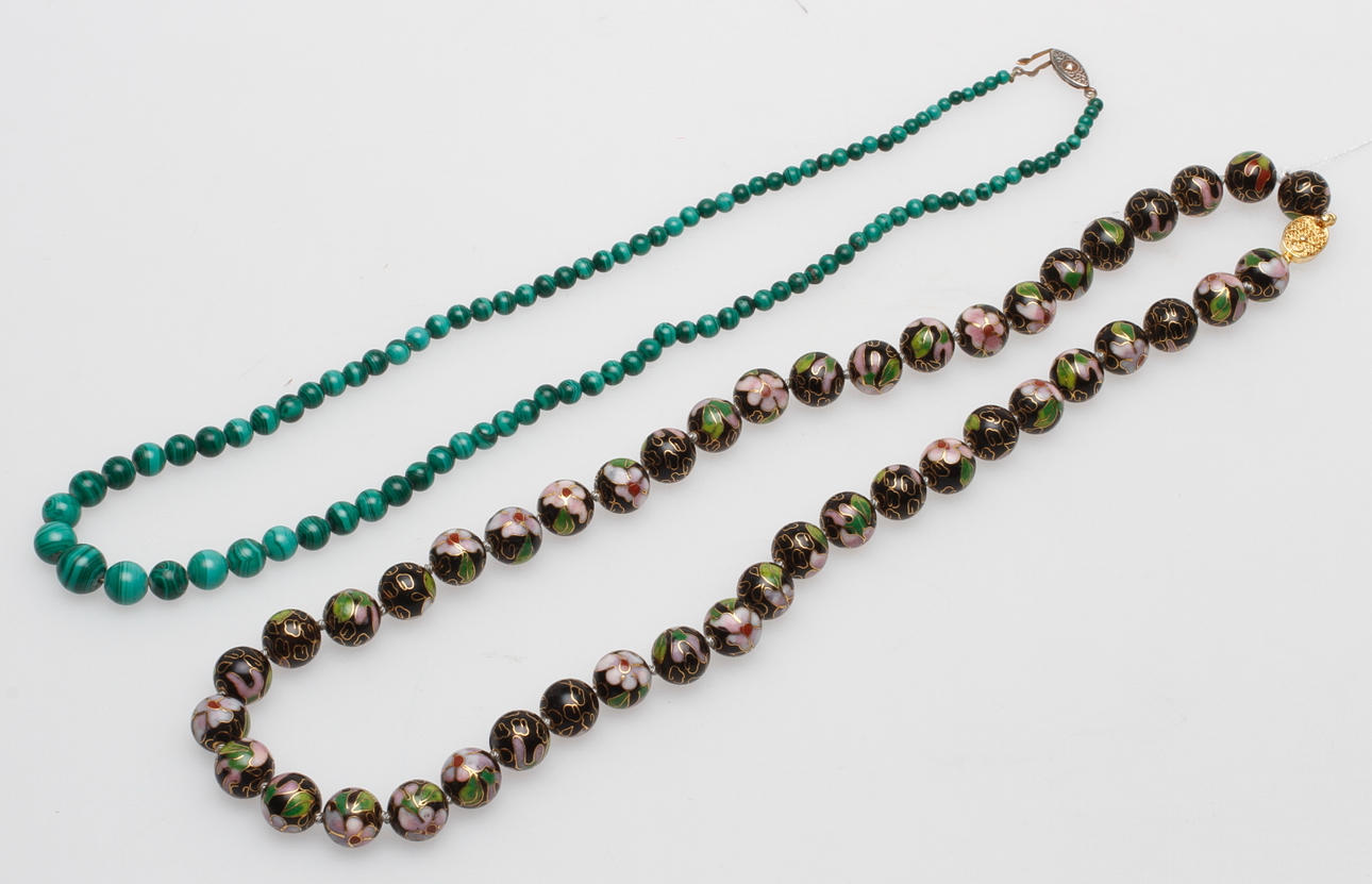 COLLIER, 2 st, malakit samt cloisonne, 1900/2000-tal.