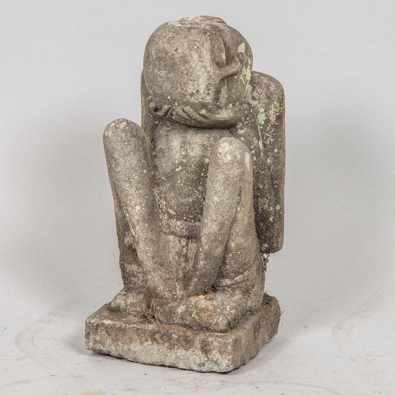 SKULPTUR, huvudlös figur, sandsten.