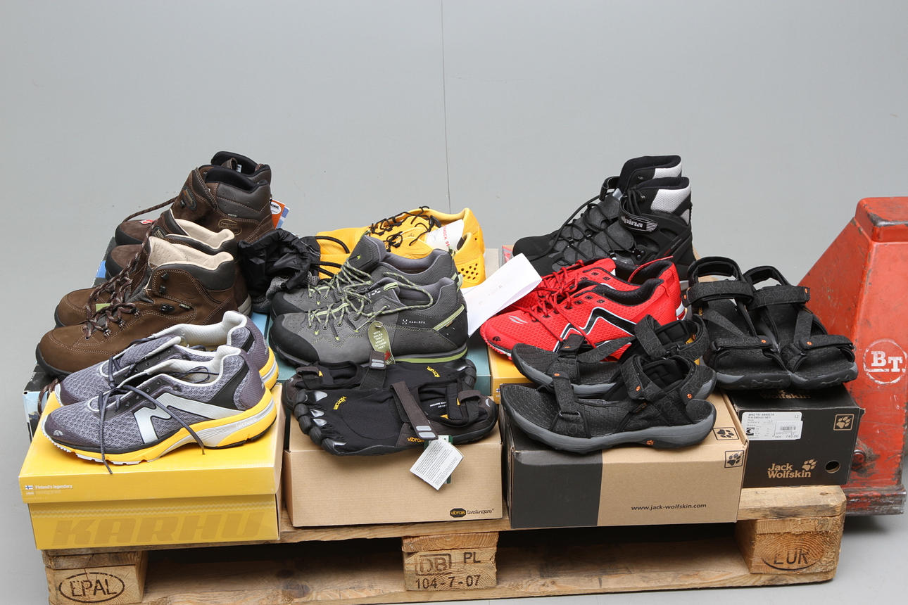 NYA SKOR, 10 par, herr, strl 46-47, bland annat Haglöfs, Karhu och Jack Wolfskin.