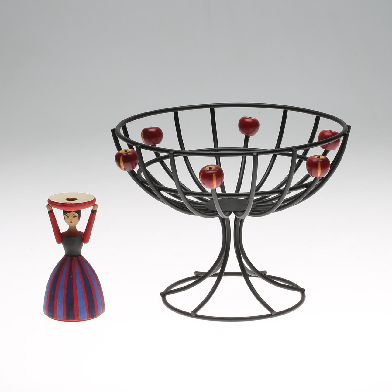 FRUKTSKÅL samt LJUSSTAKE, trä, märkt Hemslöjden Borås.