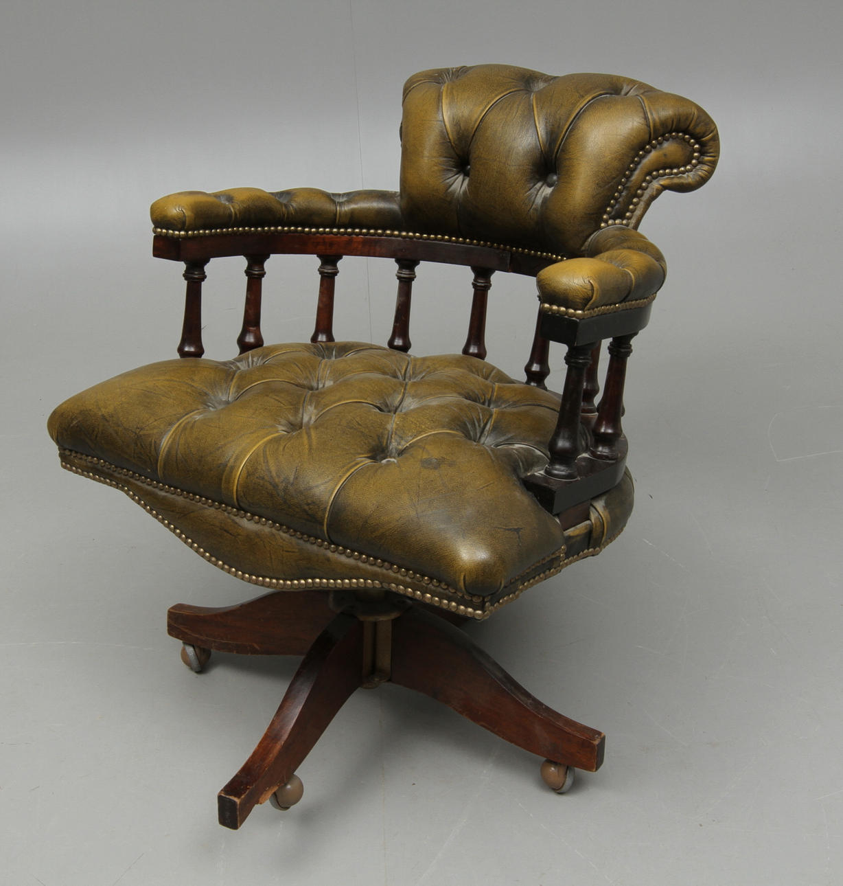 SKRIVBORDSSTOL på hjul, 1900-talets slut.