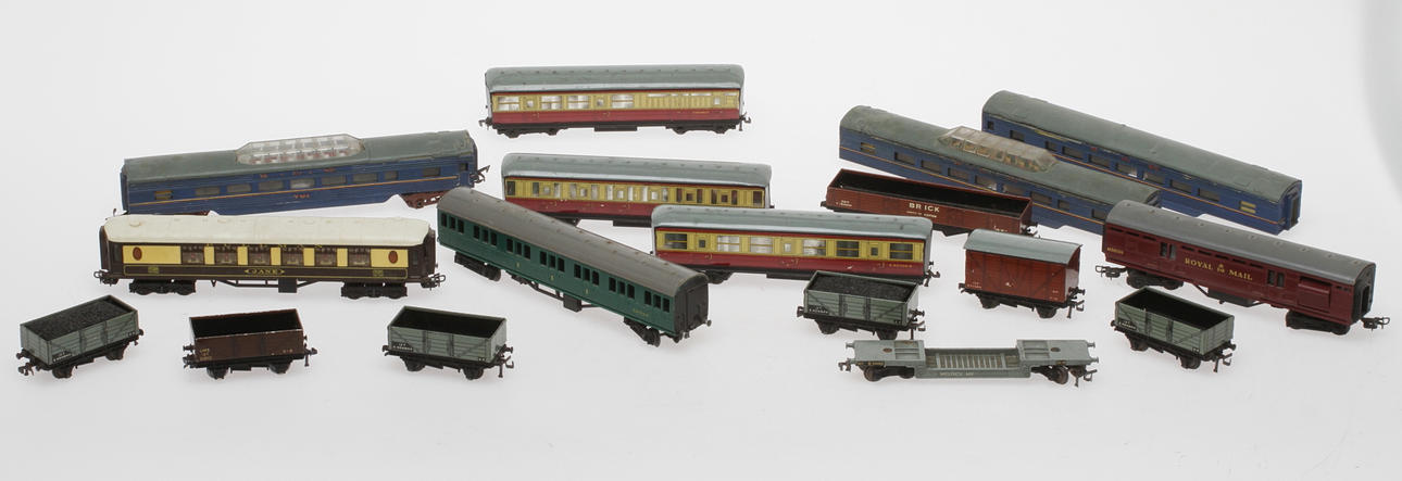 MODELLTÅG HORNBY DUBLO och TRIANG, 17 vagnar.