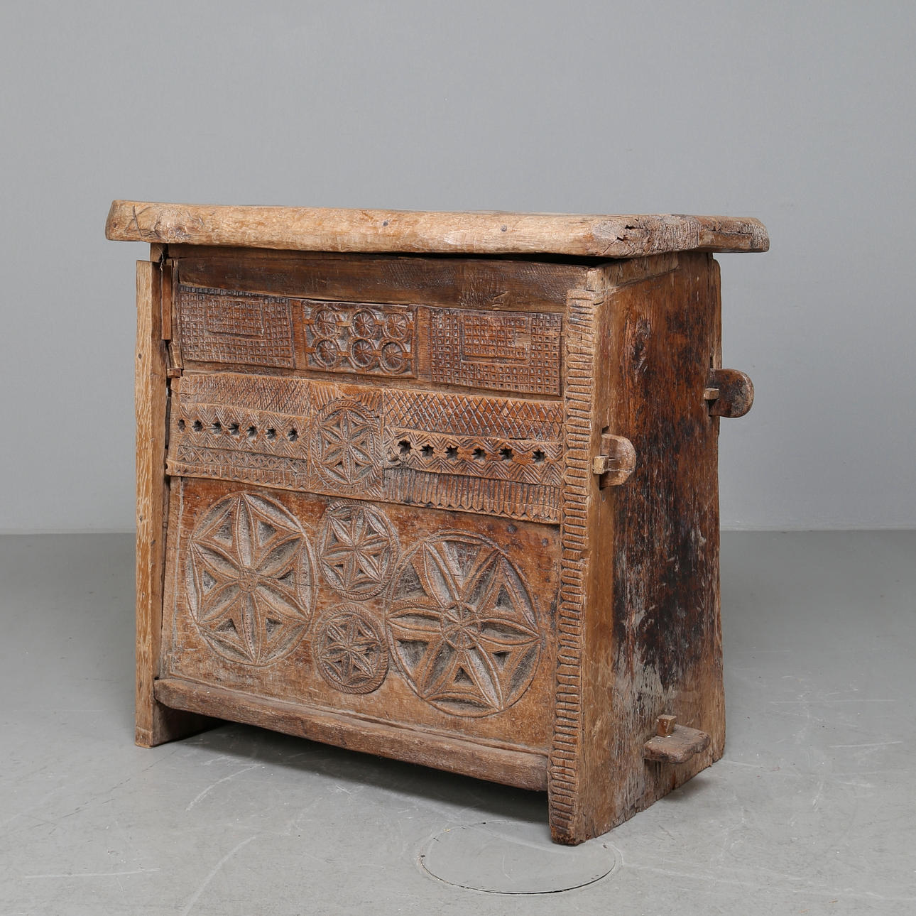 SCHRANK/KOMMODE Eiche, geschnitzte Dekoration.