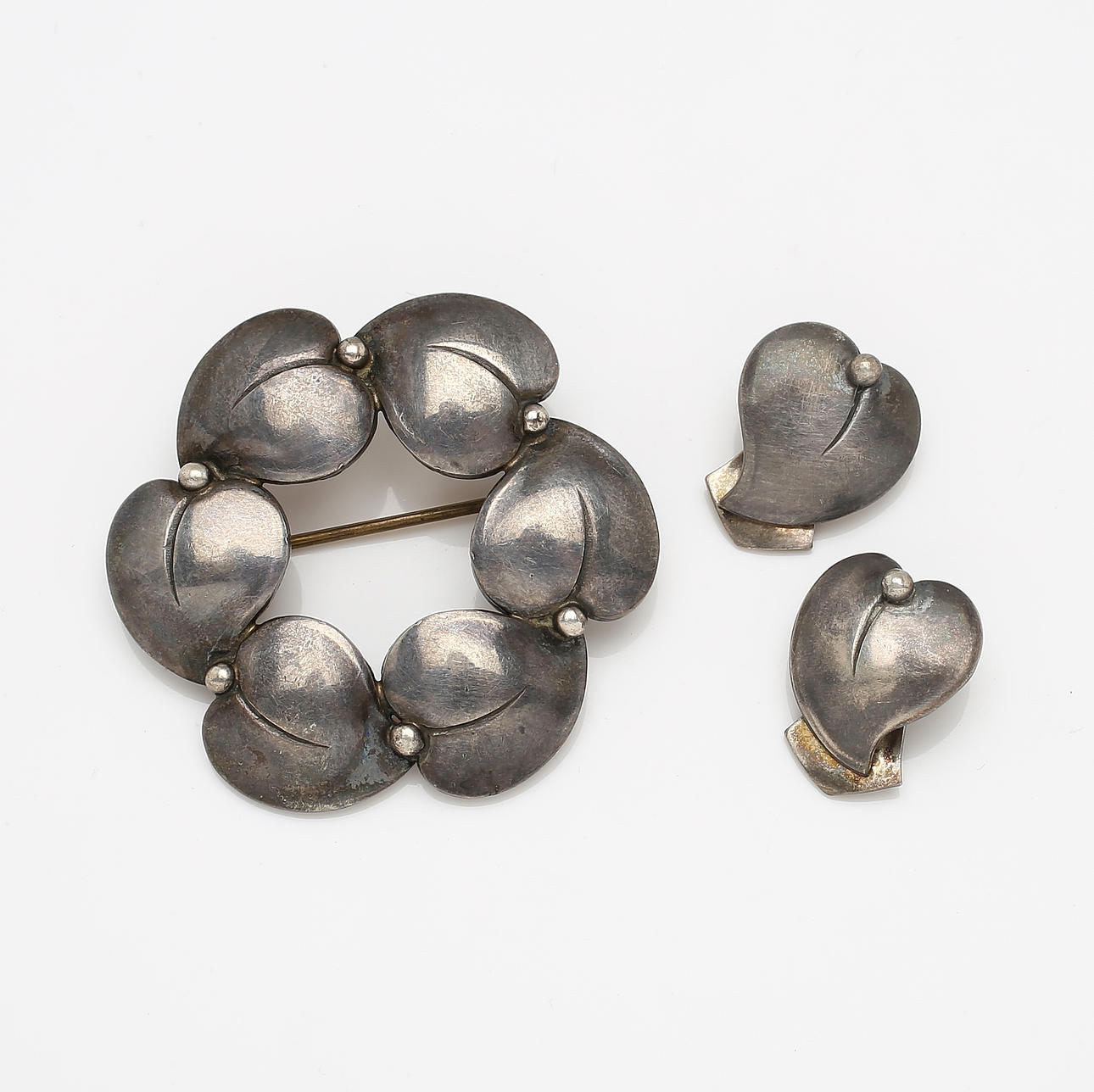 BROSCHE UND OHRRINGE, ein Paar, Hugo Grün, Dänemark, Silber.