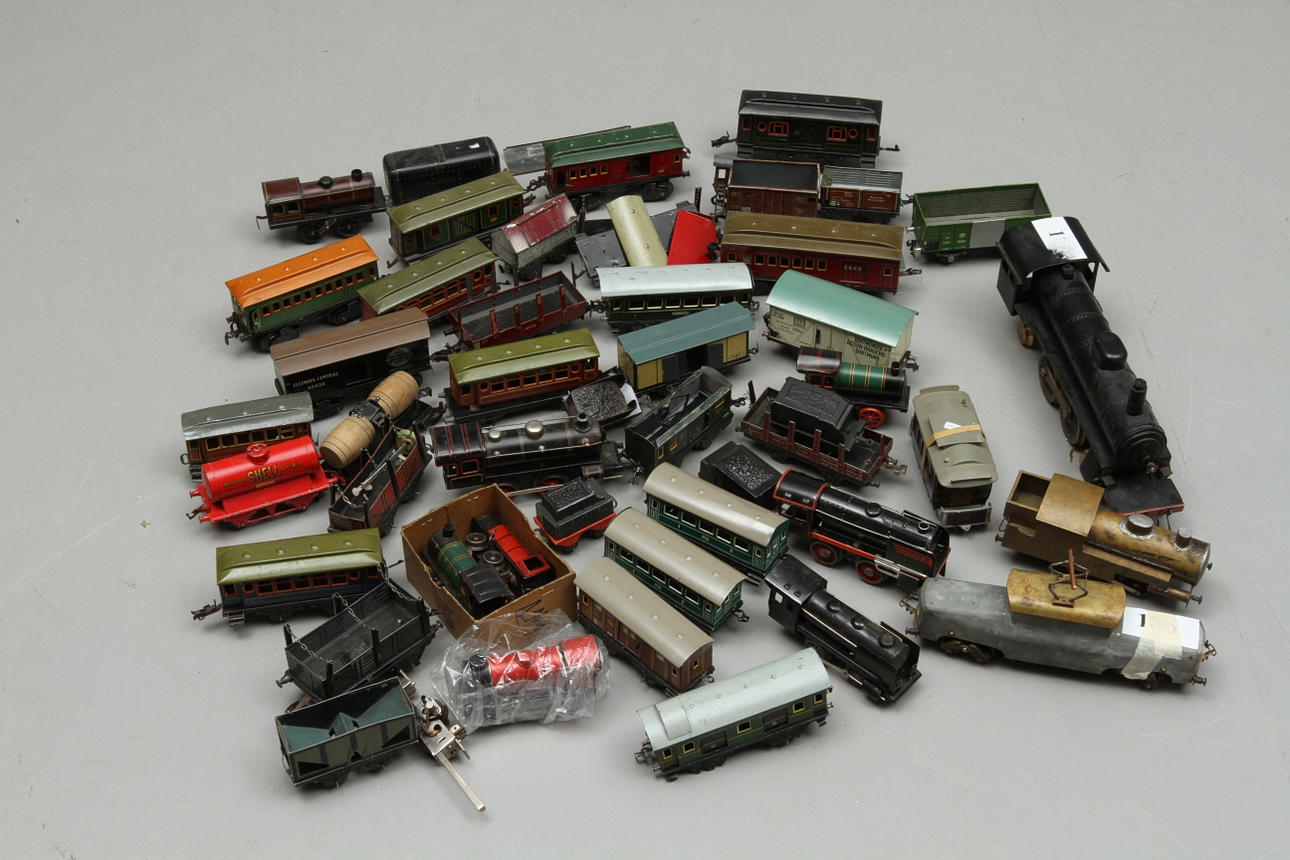 MODELLTÅG mest Spår 0, olika tillverkare. Cirka 10 lok och 30 vagnar. TVÅ LÅDOR.