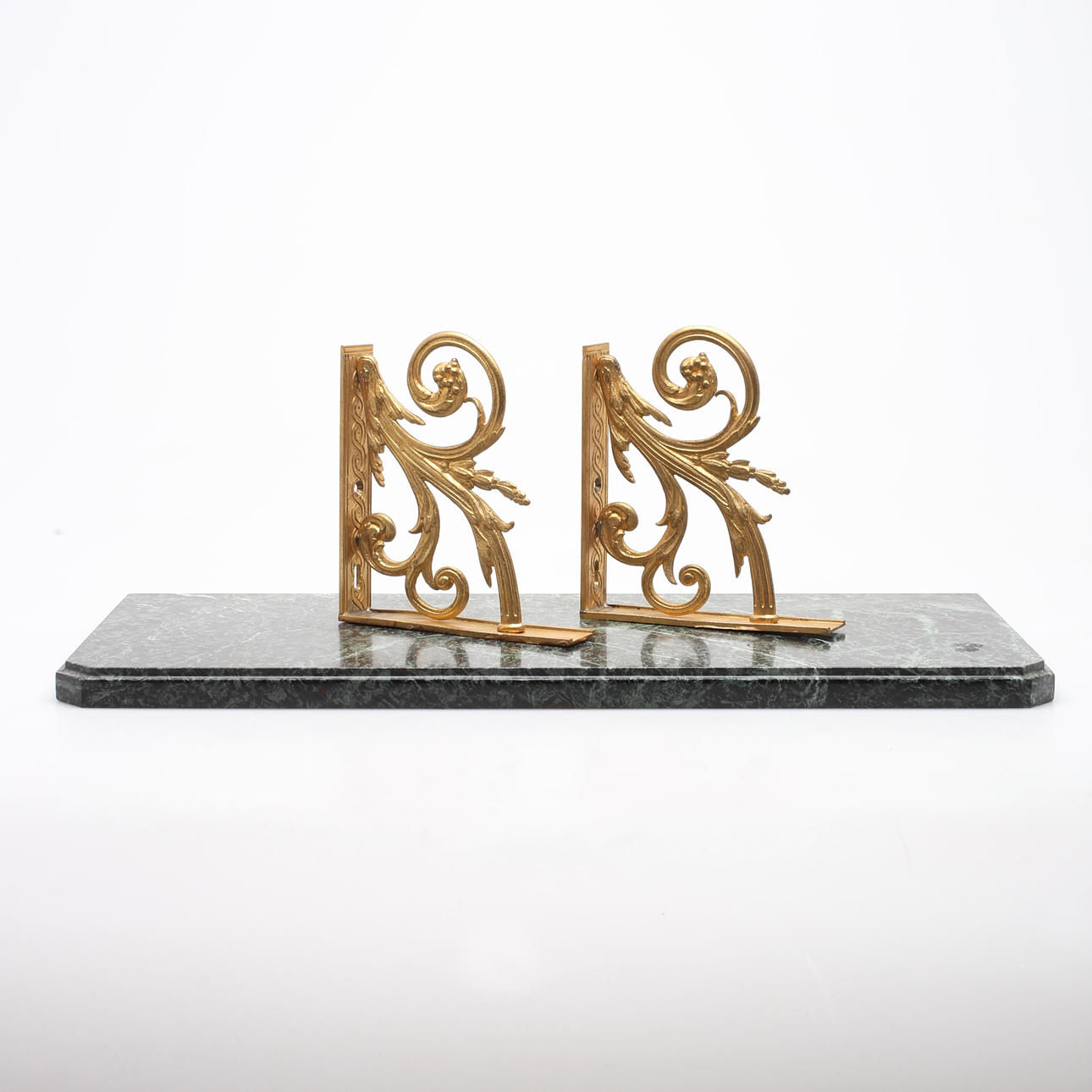 REGAL, Marmor, 20. Jahrhundert.