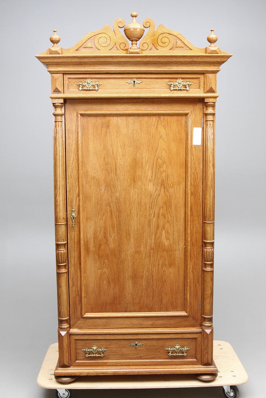 HÖGSKÅP Nyrennässans, C:a 1900.