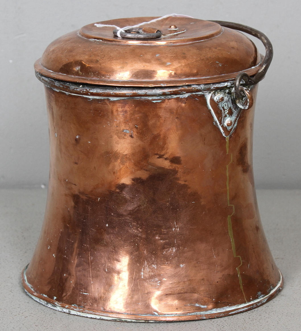 MJÖLKKANNA, med lock, koppar.