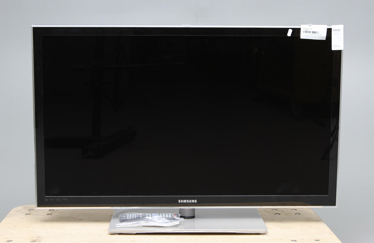 TV, Samsung, 46", fjärrkontroll.