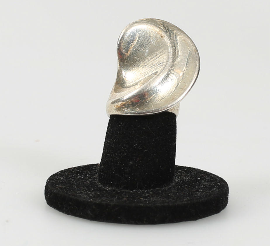 HANS HANSEN. Ring, sterling sølv, monogram signeret HH, 17,3 gram.