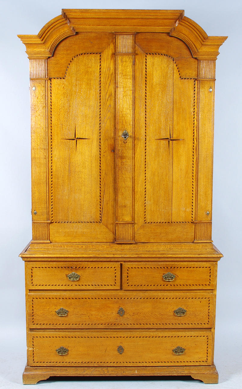 SALONGSSKÅP, ek med intarsia, 1700-tal, renoverat.