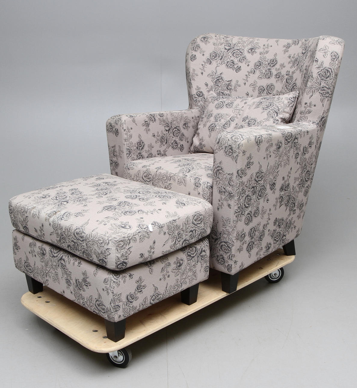 FÅTÖLJ MED FOTPALL, 2000 tal.