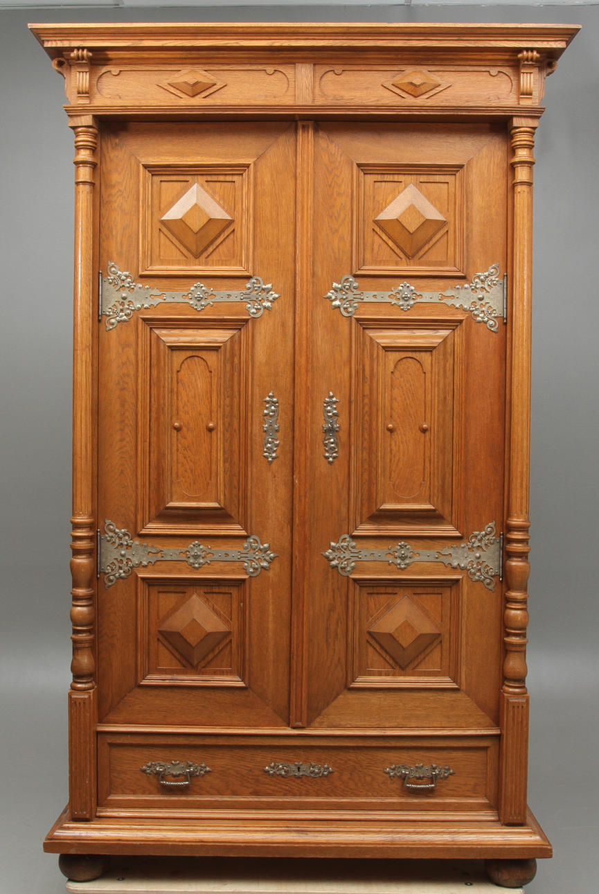 SALSKÅP, ek, omkring sekelskiftet 1900.