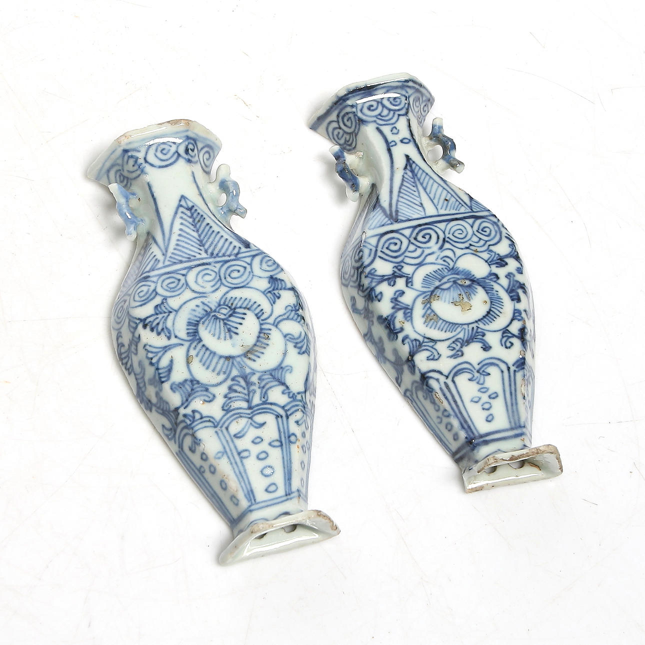 VÄGGVASER, 2 st, keramik, 1800-tal.
