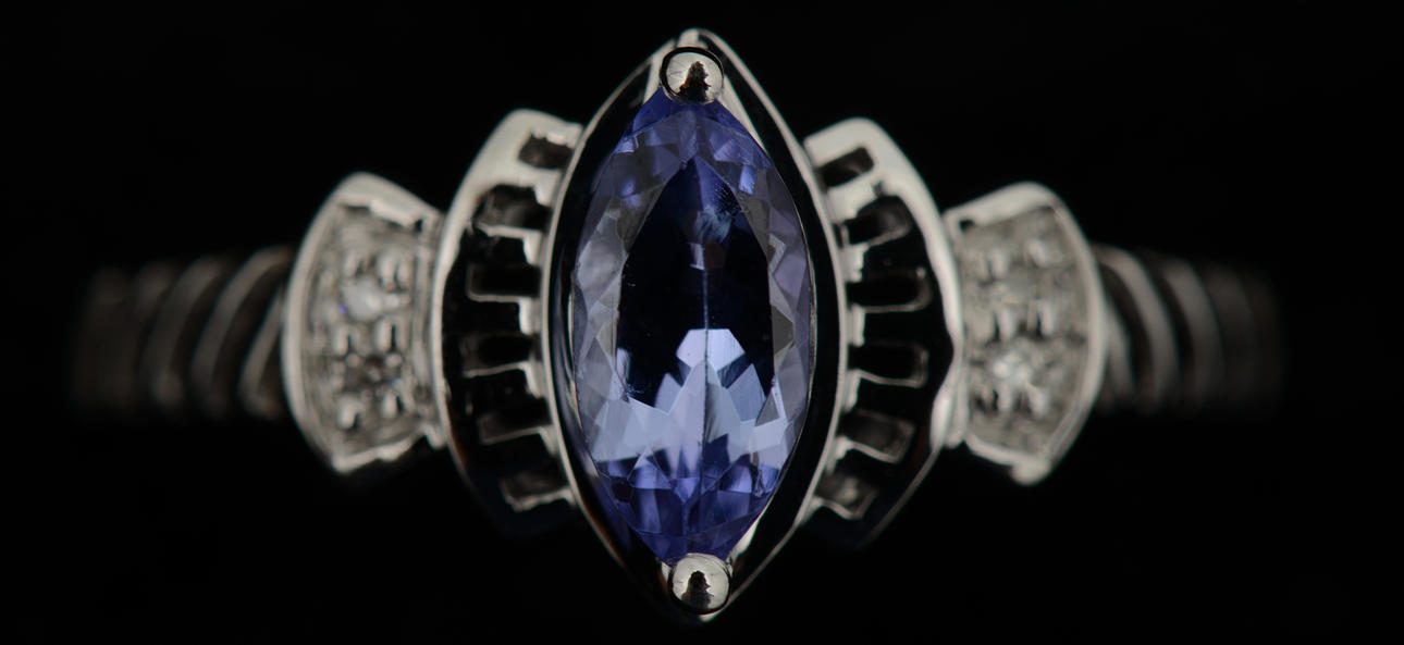 RING, 14k guld med Tanzanite och 4 små diamanter.