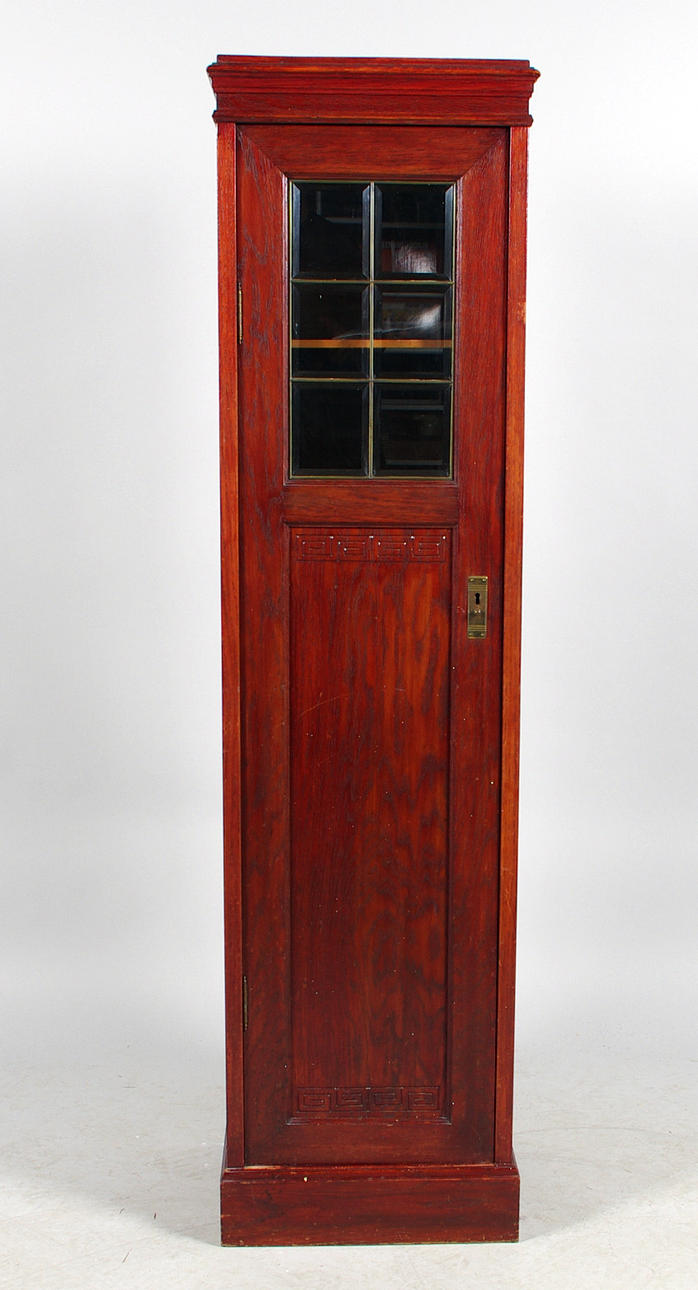 KOLONNSKÅP ek med fasettslipat glas, sekelskiftet 1800/1900.