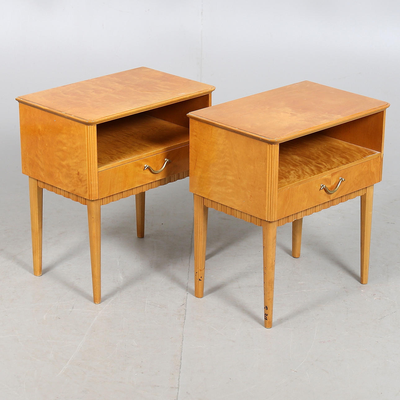 NATTDUKSBORD, 2 st, björk, 1940-tal.