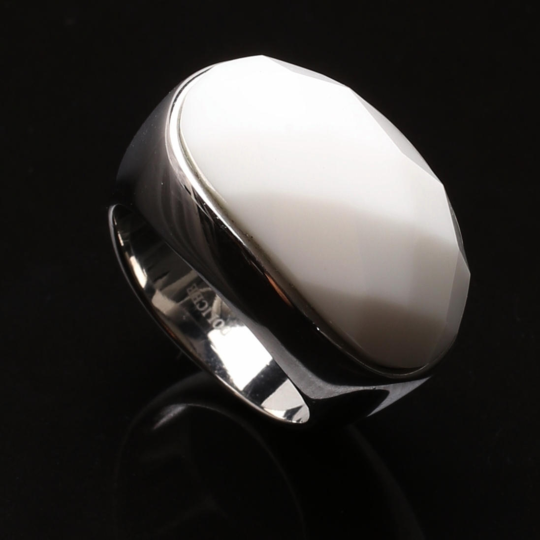RING in silver with white chalcedony.