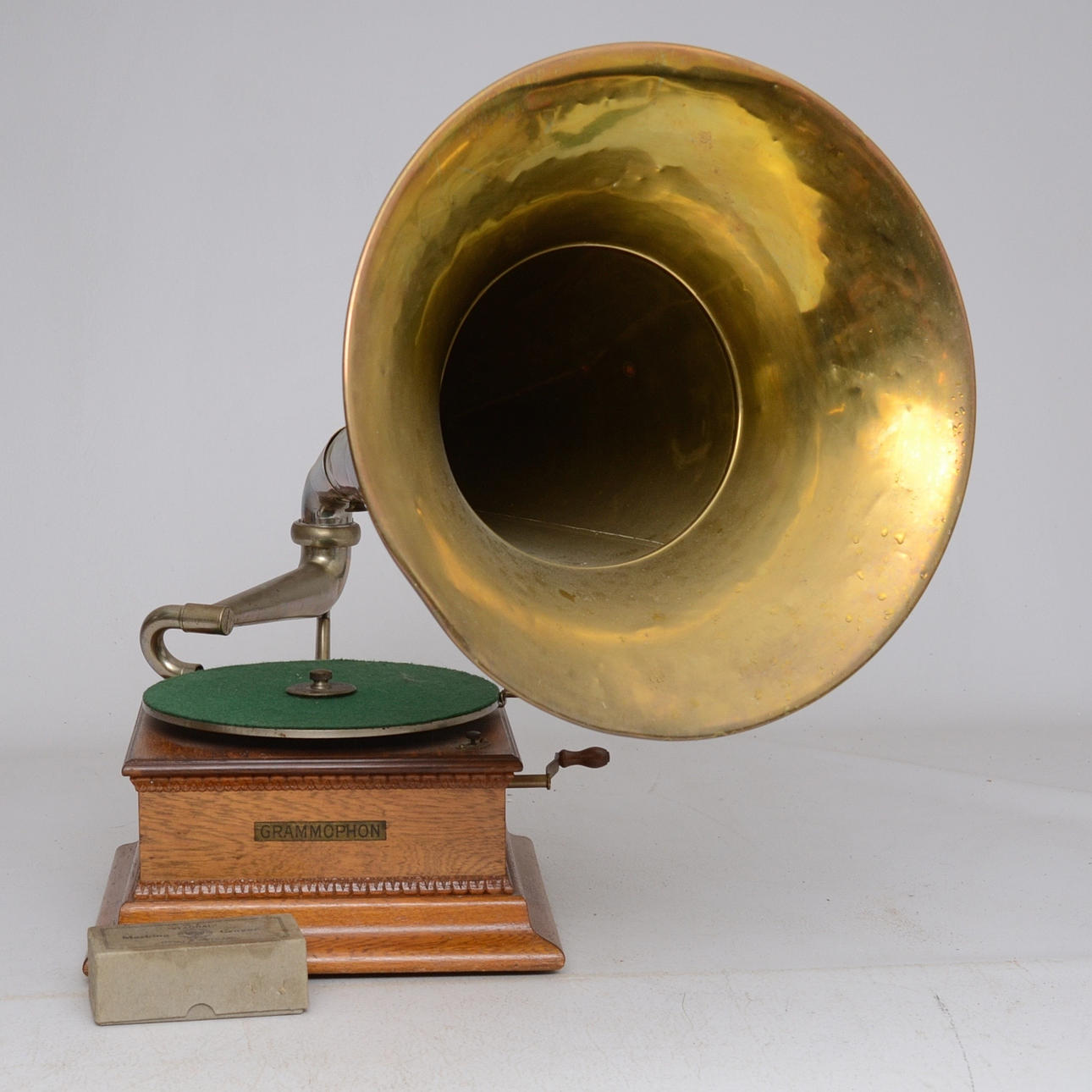 GRAMÓFONO DE EMBUDO, antiguo.