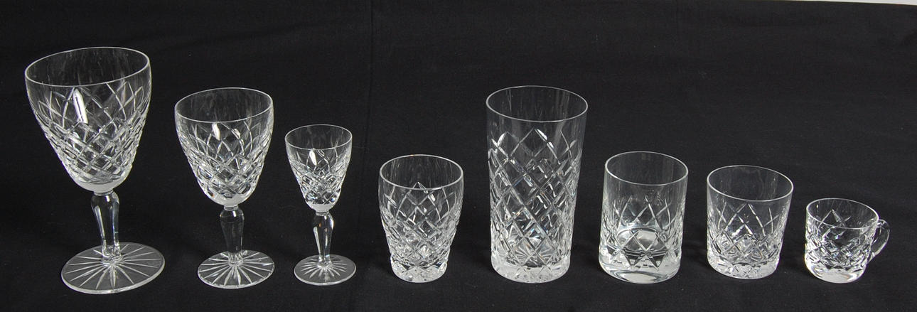GLASSERVIS DELAR, 39 st, kristall, 4 st SNAPPSGLAS, med Gustav lll monogram.